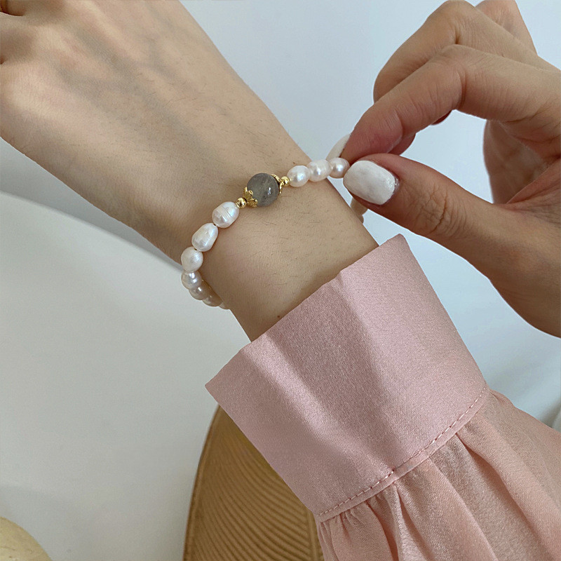 สร้อยข้อมือไข่มุก สร้อยข้อมือมุก สไตล์เกาหลีสีเทาแสงจันทร์สร้อยข้อมือคริสตัลวงกลมเดียวแฟชั่นสุภาพสตรีสร้อยข้อมือมุกน้ําจืดเครื่องประดับขายส่งมุกแท้เครื