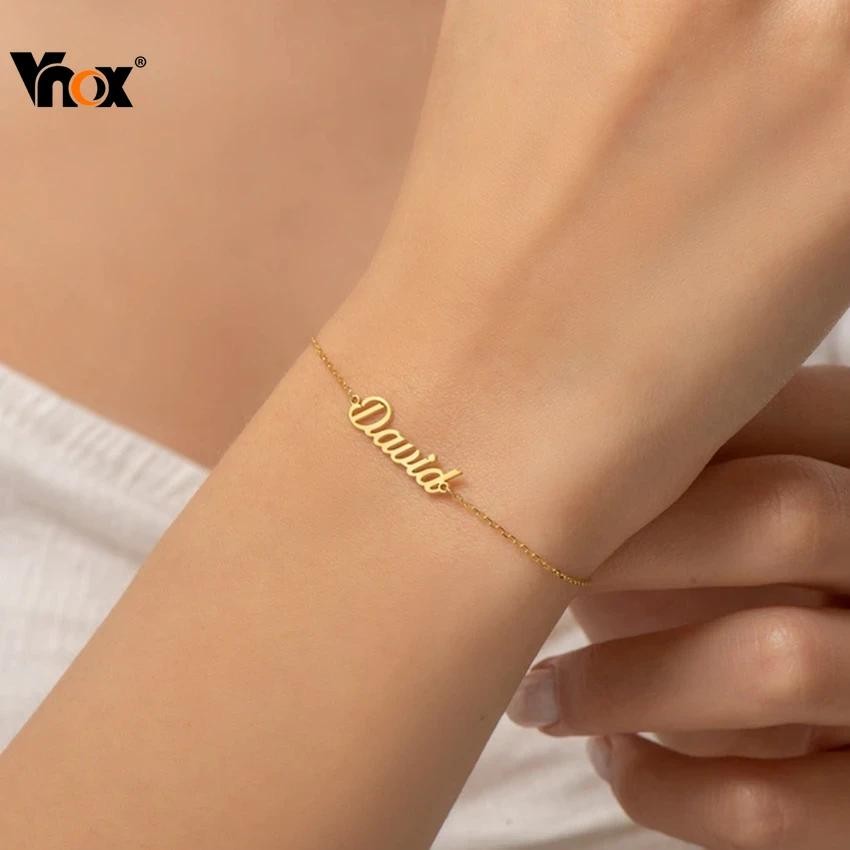 VNOX วีน็อกซ์ ที่กําหนดเองชื่อสร้อยข้อมือผู้หญิงสแตนเลสโซ่ทองส่วนบุคคลตัวอักษรจี้ปรับสร้อยข้อมือ เสน