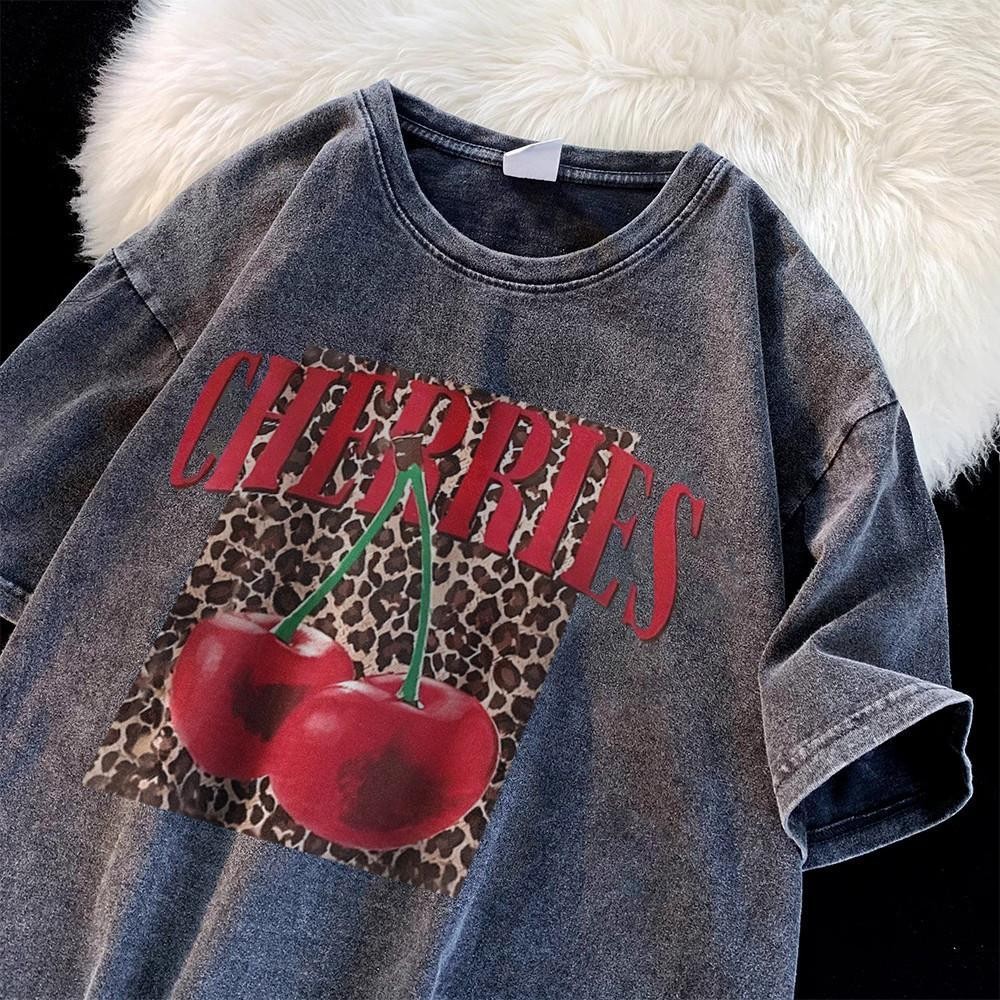 (จัดส่งตลอด 24 ชั่วโมง)เสื้อยืดฟอก เสื้อยืด Oversize ลาย 'Cherries Leopard' สไตล์วินเทจ คอตตอน 100%