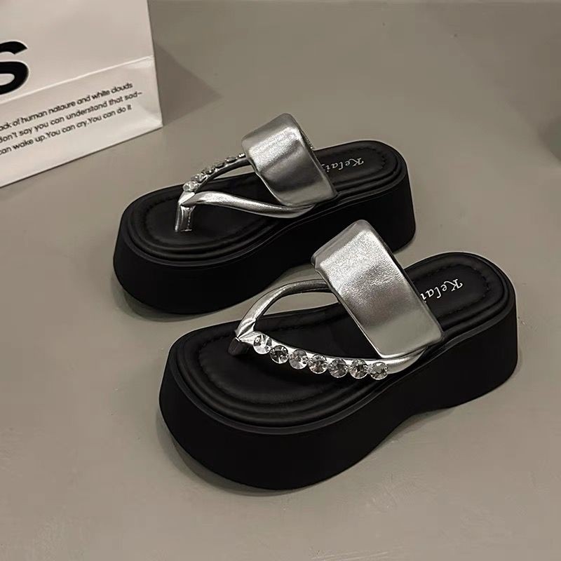 ซิลเวอร์เพิ่มความสูง Rhinestone Flip Flop ผู้หญิงฤดูร้อนสวมใส่ 2025 ใหม่หนาพื้นชายหาดรองเท้าแตะ - รูปที่ 5