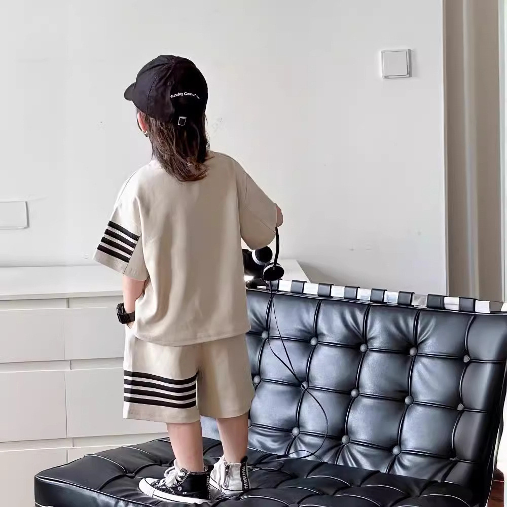 พร้อมสต็อก 90-170 ซม.ฤดูร้อนชายแฟชั่นชุดกีฬาลําลองขนาดกลางขนาดใหญ่เด็กกางเกงขาสั้นแขนสั้นสามบาร์ชุดสองชิ้น