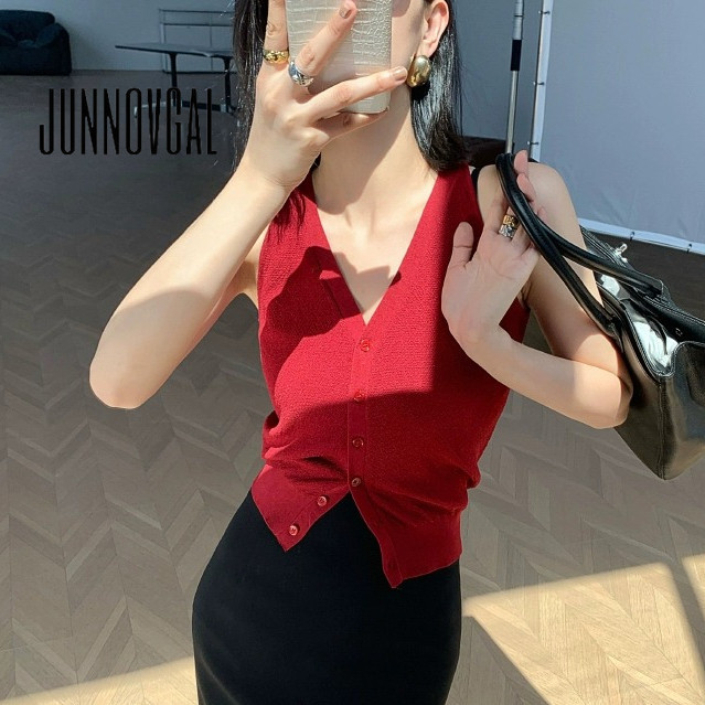 Junnovgal เสื ้ อสเวตเตอร ์ ถักผู ้ หญิงถัก 2024 คอวีสีทึบสไตล ์ ใหม ่ Slim Fit แขนกุด