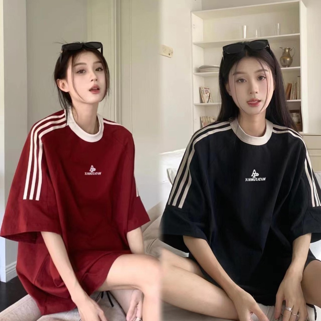 cherryshop พร้อมส่ง เสื้อยืดแขนสั้นคอกลมสไตล์เกาหลีเรโทรสำหรับผู้หญิง ลายตัวอักษรสามแถบ ลำลองหลวมๆ oversize