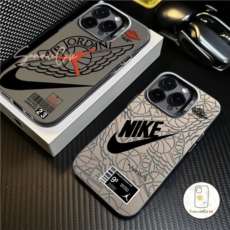 ตัวอักษรการ์ตูนแนวโน้ม เจ๋ง Logo ที่อยู่อาศัย เข้ากันได้ iPhone 7Plus XR 11 13 12 15 14 Pro Max 8 7 15 14 Plus XS Max X