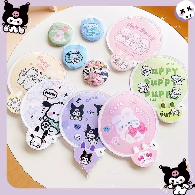 พัด แบบพับได้ ลาย Hello Kitty Sanrio Kawaii Kuromi Cinnamoroli Melody Pochacco น่ารัก ขนาดเล็ก พกพาง่าย เหมาะกับฤดูร้อน พร้อมถุงเก็บ สําหรับเด็กผู้ชาย และเด็กผู้หญิง