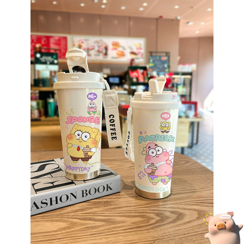 ⚡ จัดส่งรวดเร็ว ⚡ แก้วเก็บความเย็น SpongeBob ความจุขนาดใหญ่ แก้วกาแฟ น่ารัก ลายการ์ตูน ขวดน้ำสำหรับคู่รัก รุ่นใหม่พร้อมหลอด แก้วพกพา