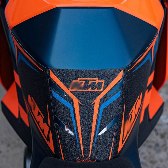 รถจักรยานยนต์สําหรับ KTM 390RC RC390 RC 390 รถจักรยานยนต์การใช้ Pad ยางลื่น Protector สติกเกอร์ด้านข้าง Traction Kneepad Decal ชุด