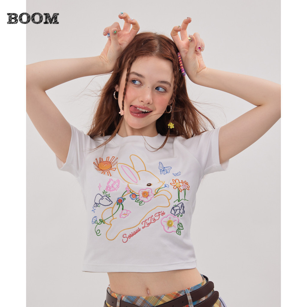 (กรุงเทพจัดส่งสินค้า)Boom Shop ฤดูร้อนใหม่สั้นด้านบนสไตล์อเมริกันออกแบบวินเทจความรู้สึกบางพอดีไหล่ตรงแขนสั้นเสื้อยืด