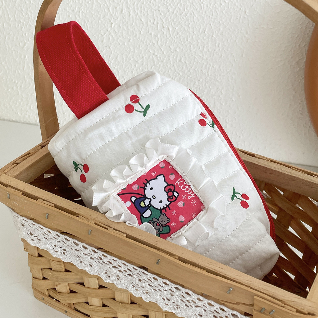 น่ารัก Cherry Hello Kitty กระเป๋าแต่งหน้าเครื่องสําอาง Zip Bag กระเป๋าเดินทางแบบพกพากระเป๋าเก็บความจุขนาดใหญ่กระเป๋าคล้องมือ