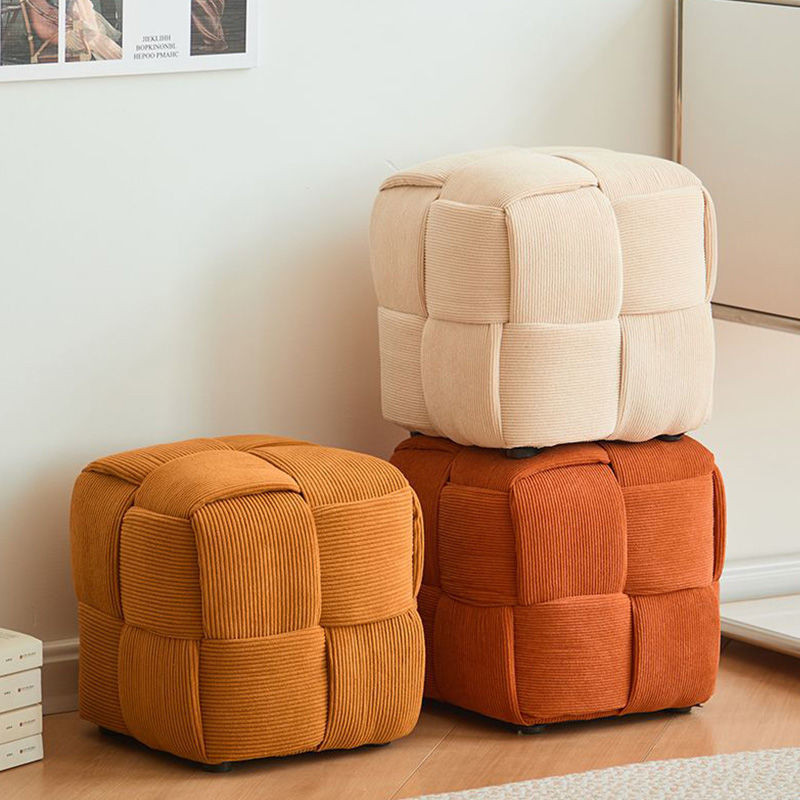 โต๊ะกาแฟที่เรียบง่าย,พรมเปลี่ยนรองเท้าหน้าประตู, ห้องนั่งเล่น, โซฟาฮิปสเตอร์, เก้าอี้ไม้เนื้อแข็งต่ำ