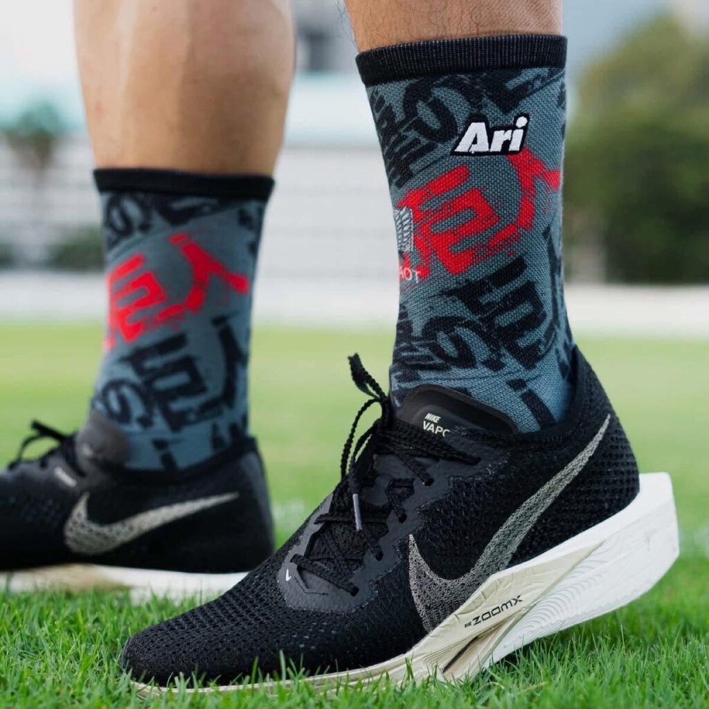 ถุงเท้าวิ่ง Ari X AOT Running Socks LIMITED ‘BLACK’