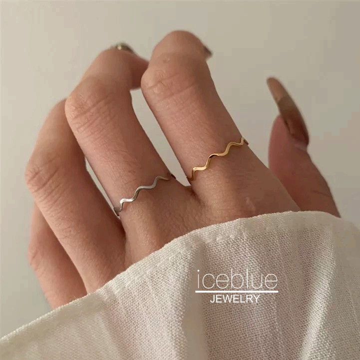 Iceblue-Thin Wave Basic Layered แหวน 18K Gold Plated Two Tone Silver Gold ไทเทเนียมเหล็กกันน้ํา Hypoallergenic Non Tarnish All Match แหวนสําหรับผู้หญิง R44