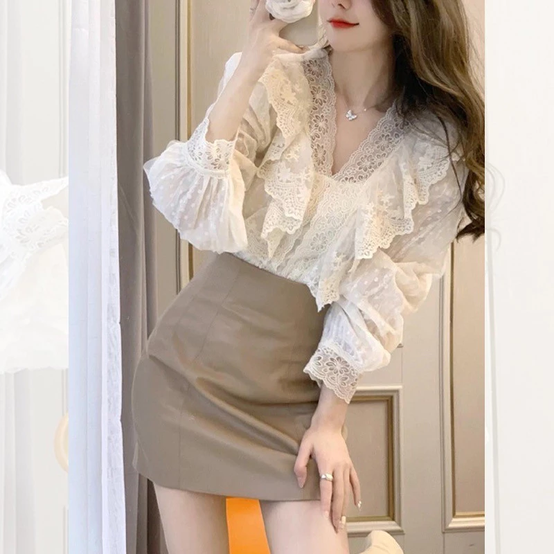 เสื้อลูกไม้สีขาวพัฟแขนเสื้อรัดรูป สไตล์ใหม่สำหรับฤดูใบไม้ผลิ แมทช์ได้ง่าย