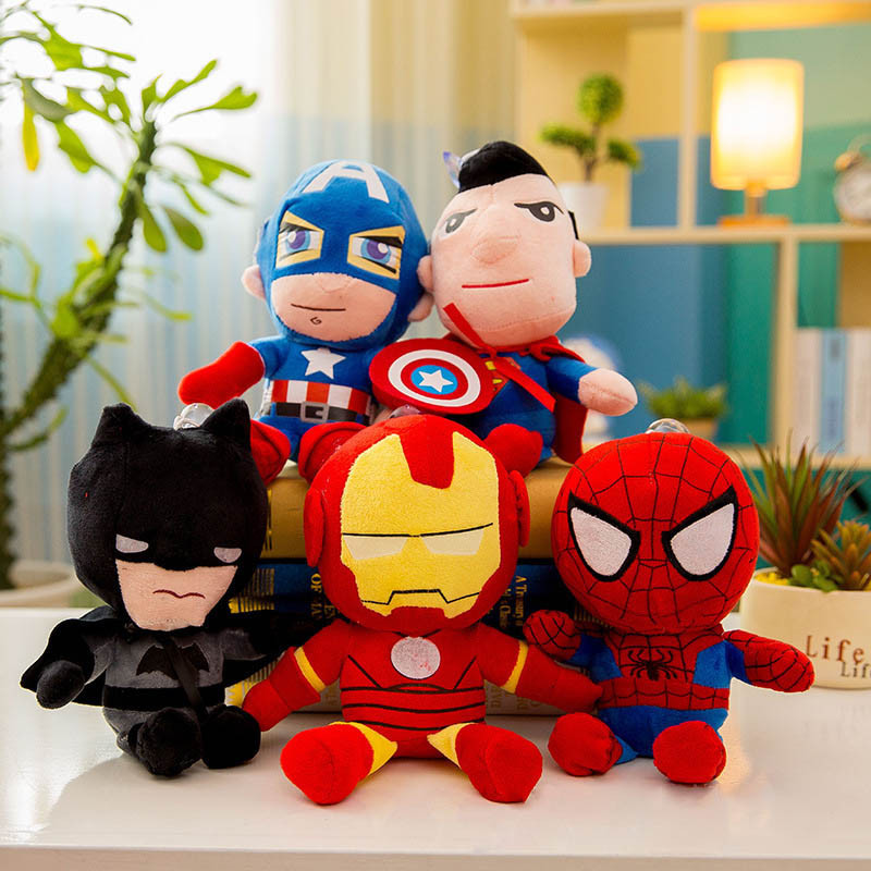 Spider Man ของเล่นตุ๊กตา Marvel Superman Batman Iron Man ตุ๊กตาเด็กการ์ตูนภาพยนตร์ Plushie 27 ซม.จี้ตุ๊กตา