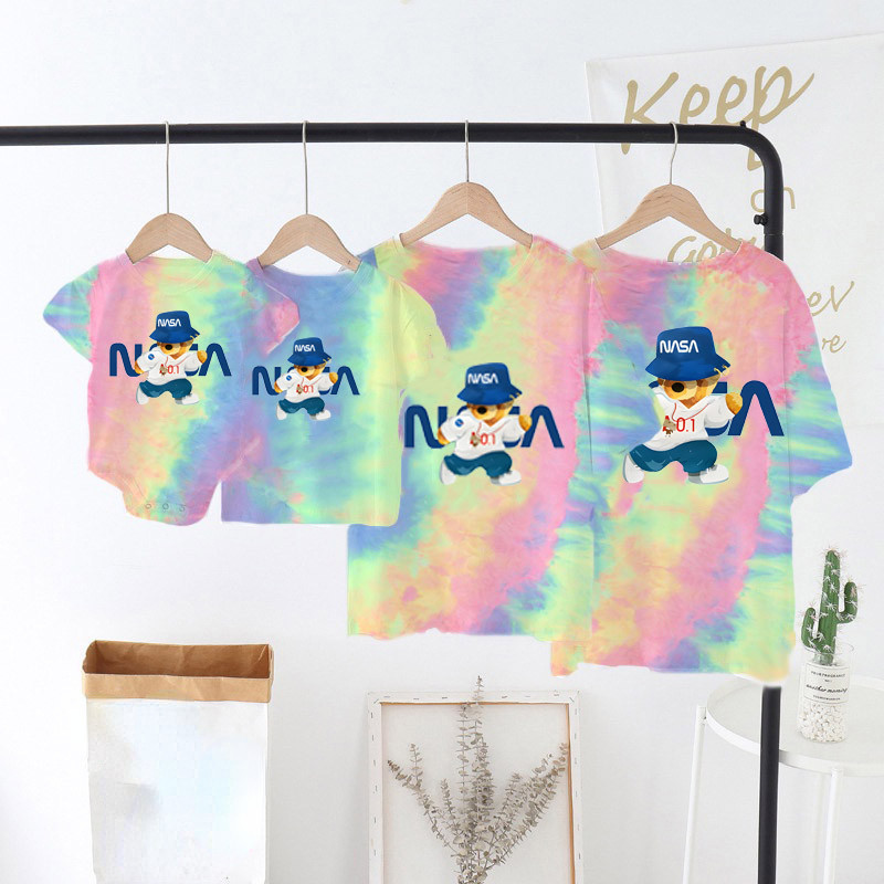 ขายดี ชุดบอดี้สูท เสื้อยืด พิมพ์ลายหมี สีมัดย้อม แฟชั่น สําหรับครอบครัว แม่ และลูก