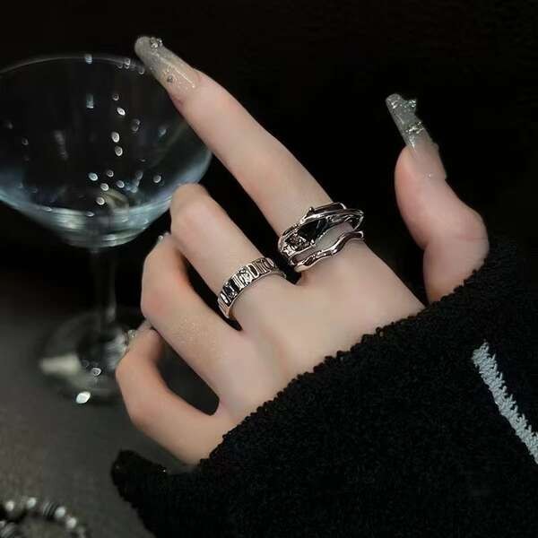 แหวน 1 กรัม แหวน 1 บาท แหวน pandolaa ลมหนาวในแหวนคริสตัลสีดําการออกแบบเฉพาะแฟชั่นบุคลิกภาพความรู้สึกของหรูหราเปิดแหวนสุทธิสีแดงหญิงน้ําขึ้นน้ําลง
