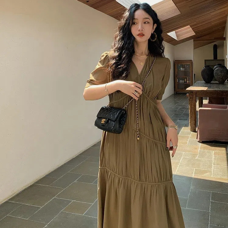 ชุดเดรส ฤดูร้อนเกาหลีชุดพักน้ําชาสบายๆสไตล์มินิมอลจีบคอวีออกแบบทรงหลวมที่ครอบคลุมสะโพกยาวแขนสั้นชุด