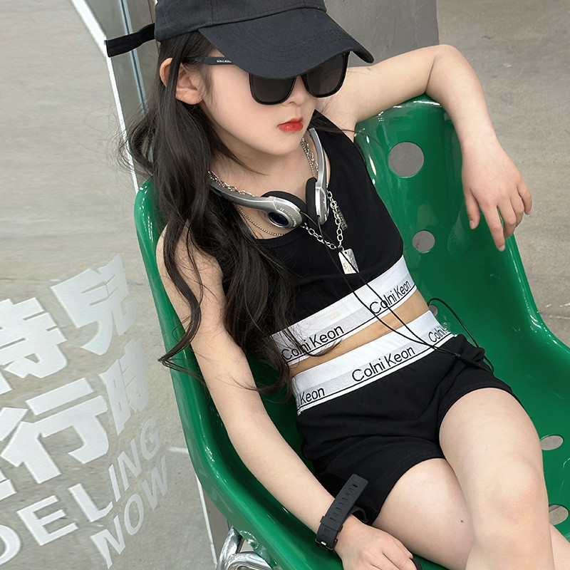 เด็กผู้หญิง 2024 ฤดูใบไม้ผลิฤดูร้อนแขนกุดสีดํารูปตัว I ดีไซน์เสื้อกั๊ก Niche เสื้อชั้นในสตรีด้านในด้านนอกเสื้อแขนกุด