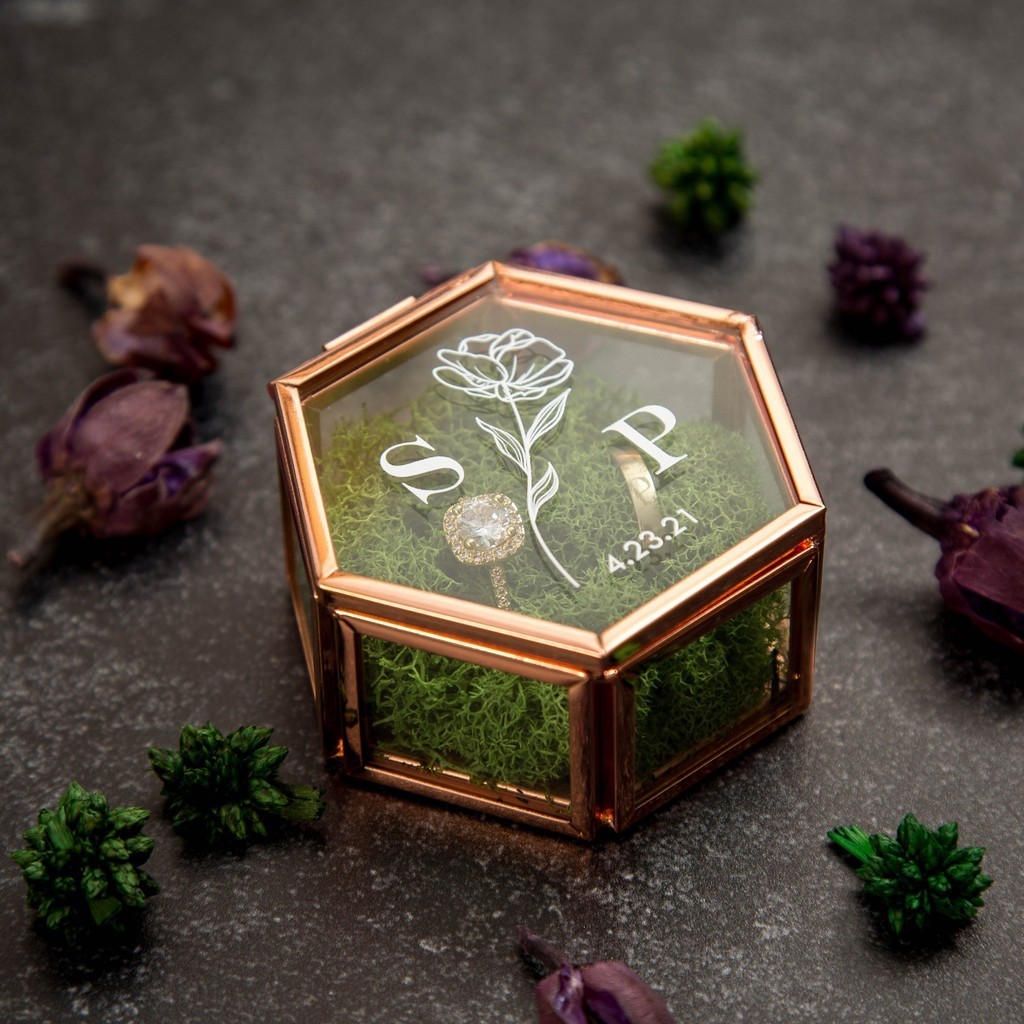 [กําหนดเอง] กล่องแหวนแก้วหกเหลี่ยม พร้อมมอส - ทอง หรือโรสโกลด์ - กล่องแหวนส่วนบุคคล สําหรับพิธีแต่งงาน, ที่ใส่แหวนที่ทันสมัย สําหรับงานหมั้น