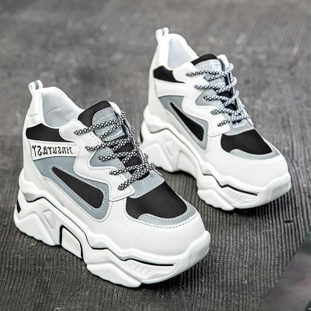 จัดส่งในกรุงเทพฯ Q125 รองเท้าผ้าใบผู้หญิง รองเท้าผ้าใบแฟชั่นเสริมส้น 8.ซม.มีทั้งหมด 2 สี สีดำ/สีชมพู