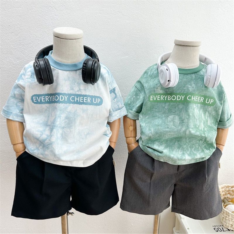 เสื้อยืดแขนสั้นเด็กชายฤดูร้อนสไตล์ใหม่เวอร์ชั่นเกาหลีผ้าฝ้ายแท้แฟชั่น Tie-Dye Gradient สีพิมพ์ตัวอักษรคมชัดสี Lo