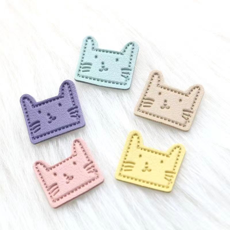 10ชิ้นที่มีสีสันน่ารักการ์ตูนหนังป้ายแมวตกแต่งผ้าพันคอกิ๊บเสื้อผ้าตกแต่งวัสดุอุปกรณ์เสริมอุปกรณ์เสริม