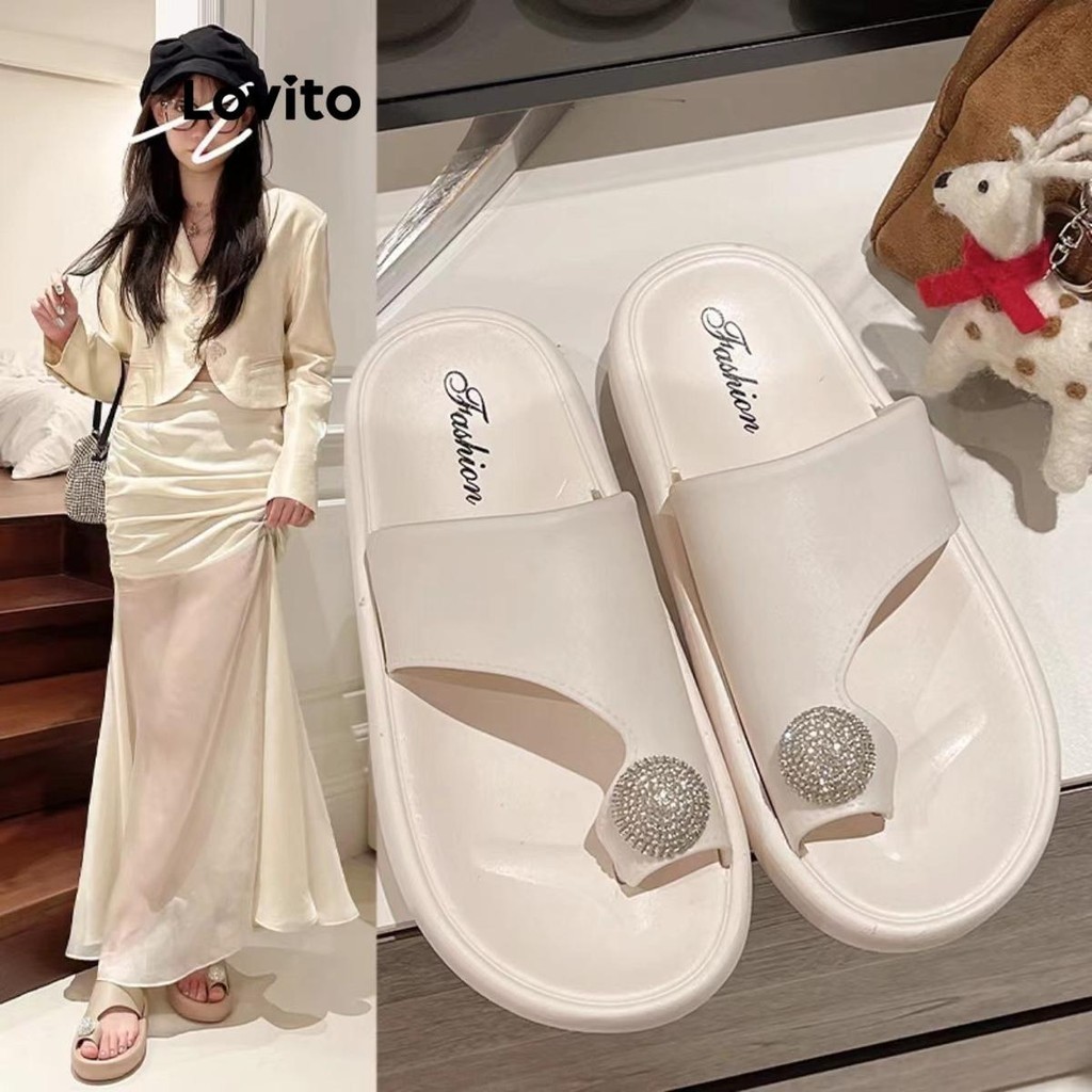 Lovito รองเท้าแตะผู้หญิง แต่งโลหะ ส้นหนา พื้นนิ่ม สวมใส่สบาย สีพื้น สไตล์ลำลอง LFA35445