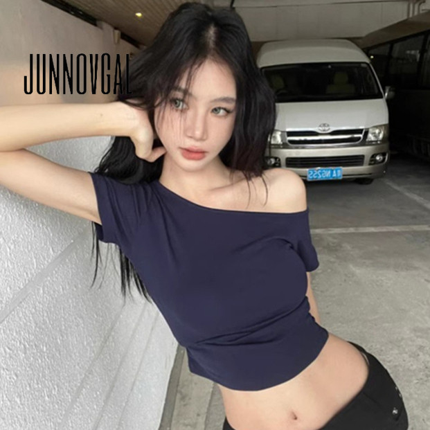 Junnovgal เสื้อยืดผู้หญิง 2024 คอไม่สมมาตร Simply สีทึบสไตล์ใหม่แขนสั้น