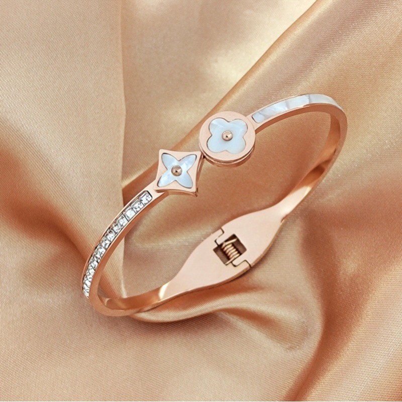 Ins Four-Leaf Clover สีขาว Fritillaria Diamond-Studded สร้อยข้อมือสาวสร้อยข้อมือเหล็กไทเทเนียมบรรยากาศหรูหรา