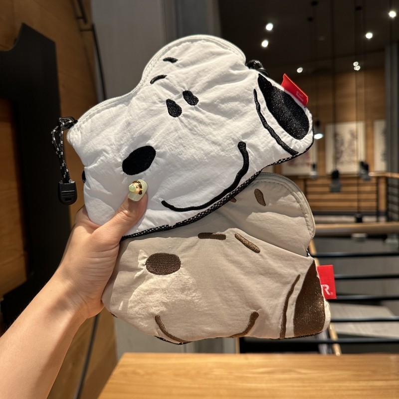 กระเป๋า Messenger Snoopy น่ารักการ์ตูนปักสุนัขรูปร่างกระเป๋าสะพายผู้ชายผู้หญิงน้ําหนักเบา All-Match กระเป๋ากีฬาใต้วงแขนกระเป๋า Miniature