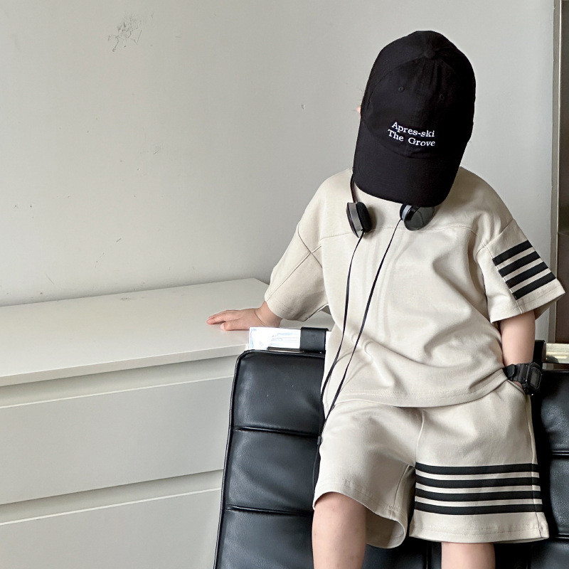 พร้อมสต็อก 90-170 ซม.ฤดูร้อนชายแฟชั่นชุดกีฬาลําลองขนาดกลางขนาดใหญ่เด็กกางเกงขาสั้นแขนสั้นสามบาร์ชุดสองชิ้น