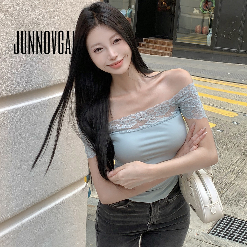 Junnovgal เสื ้ อยืดผู ้ หญิงแขนสั ้ น 2024 ปิดไหล ่ ลูกไม ้ สีทึบสไตล ์ ใหม ่