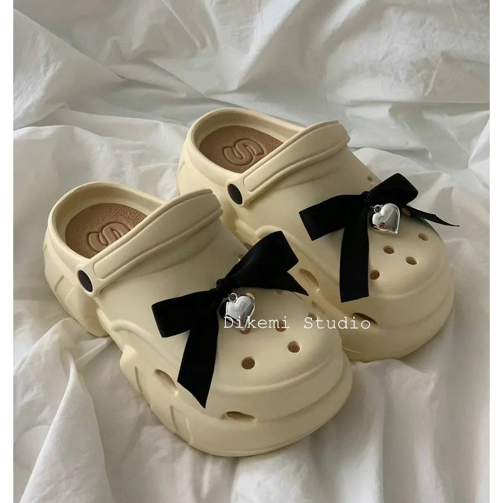 CROCS แฟชั่นใหม่ เกาหลี อิน บล็อกเกอร์กับสาวอารมณ์เดียวกันบุคลิกภาพโบว์ริบบิ้น ทําเอง สําหรับ จระเข้ ริมทะเลรองเท้าชายหาดหัวเข็มขัด