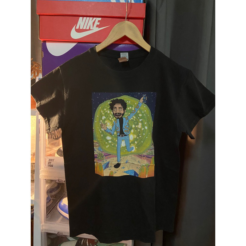 ใหม่ (🔥เสื้อยืดพิมพ์ลาย🔥)Post Malone Rick and Morty Style Black Tshirt เสื้อแขนสั้นมือสอง