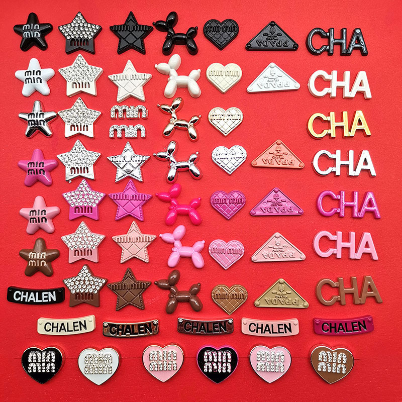 10ชิ้นรูปแบบใหม่สีหยดน้ํามันจดหมายหน้ายิ้มดาวชาแนลสไตล์เรซิ่นอุปกรณ์ทําเองผ้าโพกศีรษะกิ๊บเคสโทรศัพท์แพทช์