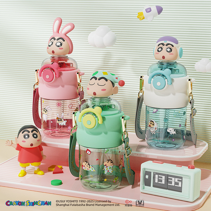 ถ้วยน้ําเครยอนชินจังขวด Tritan Bpa ฟรีถ้วยพลาสติก 600 มล. ขวดน้ําพร้อมสายรัดฟางถ้วยอวกาศเด็กนักเรียนแบบพกพา