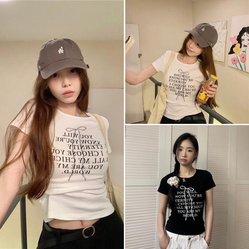 พร้อมส่ง เสื้อยืดผู้หญิง เสื้อยืดสวยๆผู้หญิง เสื้อยืดรัดรูป เสื้อยืดแขนสั้นพิมพ์ลายตัวอักษรแฟชั่นสาวร้อนใหม่ เสื้อครอป