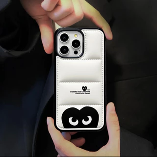 คลาสสิก CPLAY การ์ตูน LOVE Graffiti Label Hard Shell Down Jacket เคสโทรศัพท์เหมาะสําหรับ IPhone17 16 16P 16PM 16P 15 15P 15PM 14 14 14P 13 13P 13PM 12 12PM 11 11P 11P 11PM X XR 8 7P