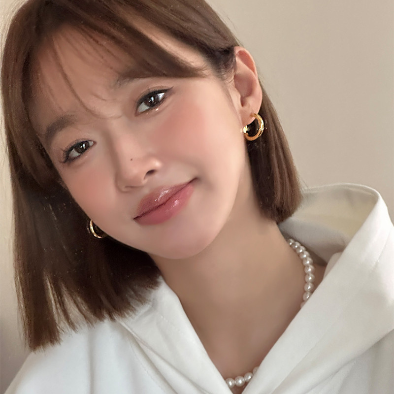 ต่างหูห่วงโลหะ ทรงกลม สีเงิน เข้ากับทุกการแต่งกาย ระดับไฮเอนด์ สไตล์เกาหลี เรียบง่าย สําหรับผู้หญิง