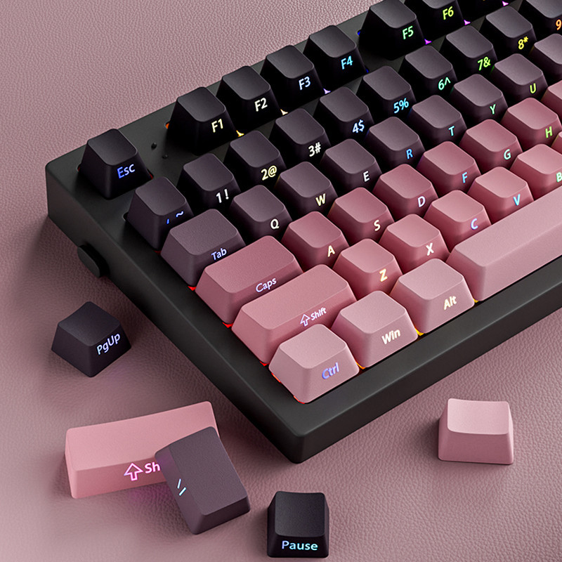 135 คีย์ไล่โทนสีสีดําและสีชมพู Shine ผ่าน Keycaps โปรไฟล์เชอร์รี่ Double Shot PBT Keycaps สําหรับ Gateron MX Switches คีย์บอร์ดเกมกล