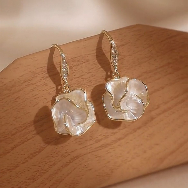 Elegant Gold โลหะ Pearl Camellia ดอกไม้ต่างหูผู้หญิงคริสตัล Earings เครื่องประดับ Ins สาวอุปกรณ์เสริม 2024 ใหม่แฟชั่น