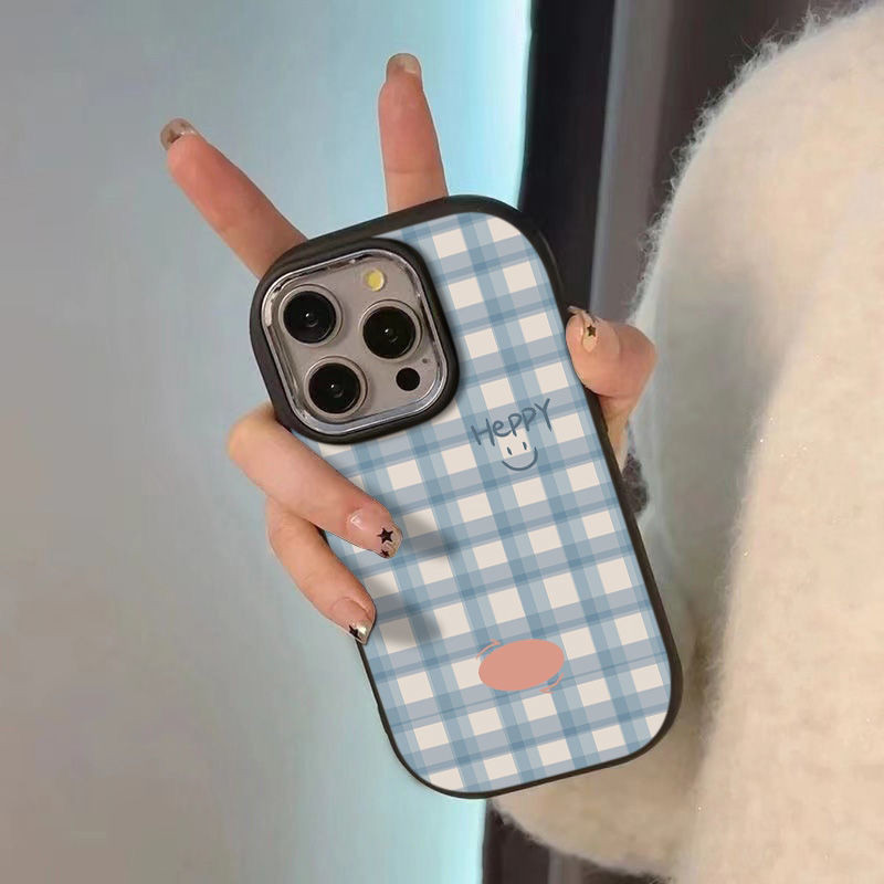 เคส iPhone เหมาะสําหรับ iPhone 13PROMAX 7/8PLUS 14 15PLUS X/XSMAX XR 11 12MINI การดูดซับแรงกระแทกและเคสโทรศัพท์ป้องกันการตก เรียบง่ายและน่ารักลายสก๊อตสีฟ้ายิ้ม