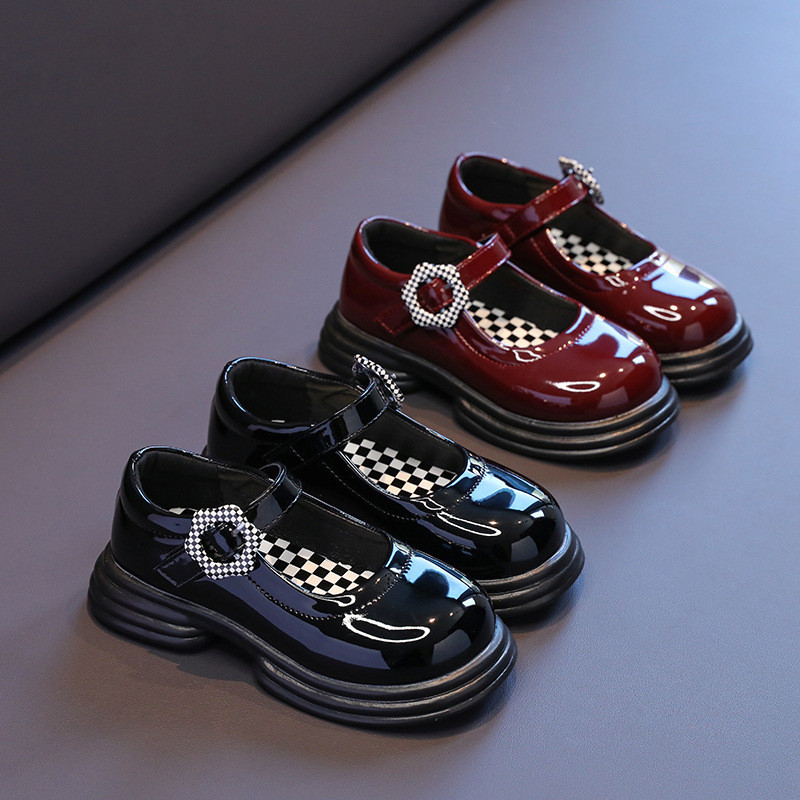 รองเท้าหนังเด็กผู้หญิง 2024 รองเท้าเจ้าหญิงอเนกประสงค์สําหรับเด็กใหม่พร้อมหัวเข็มขัดดอกไม้กระดานหมากรุกรองเท้าประสิทธิภาพหวานของเด็กผู้หญิง