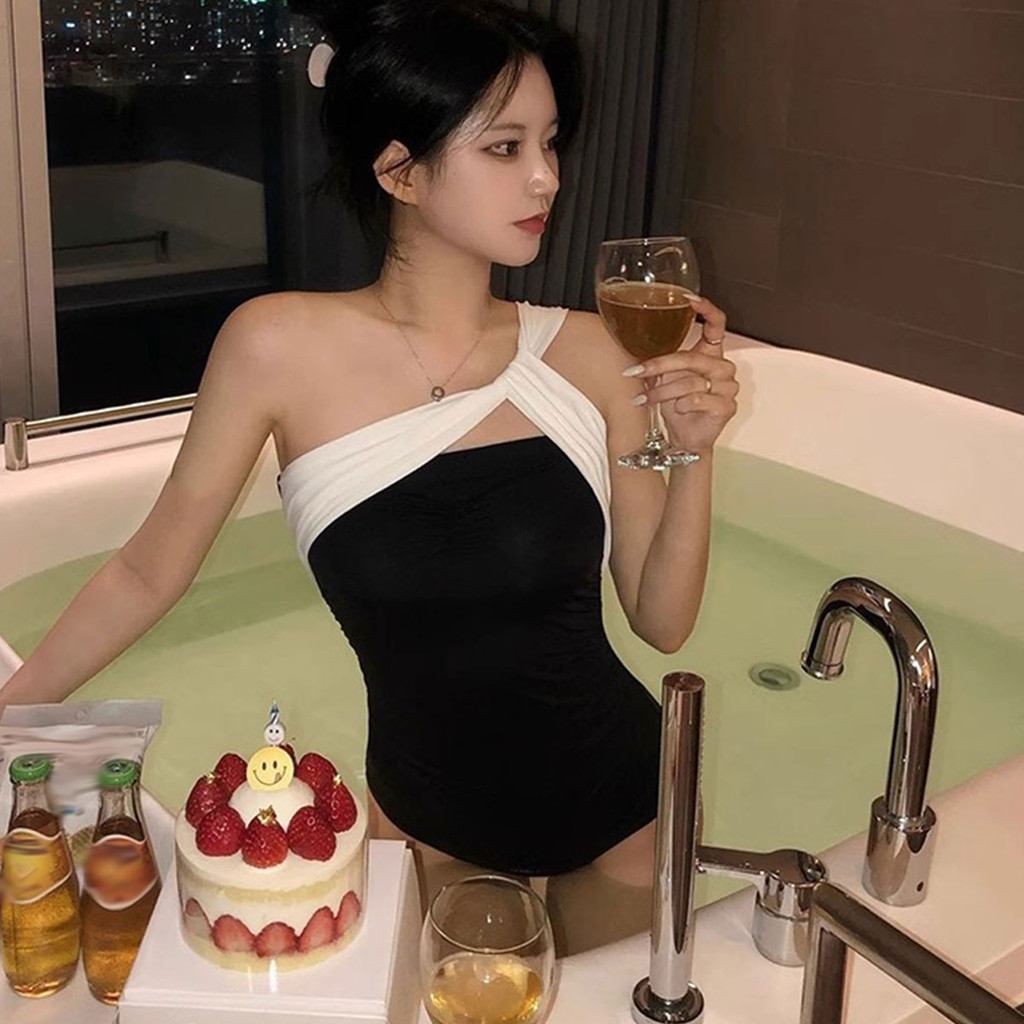 ชุดว่ายน้ำสตรีใหม่ล่าสุด ปิดพุง ดูผอม