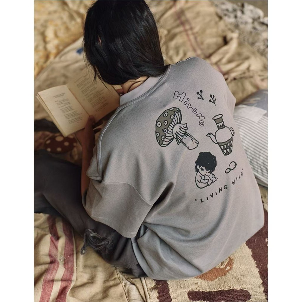 [ของแท้ Popmart 100%] เสื้อยืดแขนสั้นพิมพ์ลาย Hirono Living Wild Hirono Living Wild Mushroom