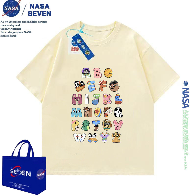 NASA 2025 สินค้าใหม่! เสื้อยืดแขนสั้นสำหรับเด็ก 100-160  สบายและนุ่ม แฟชั่นการ์ตูนน่ารักดูดซับผ้าผ้านุ่มสไตล์เกาหลี  ตัวอักษร