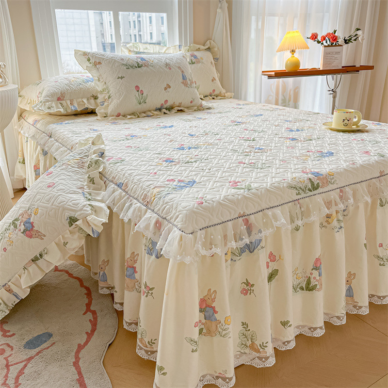 Cadar 3 IN 1 ผ้าฝ้าย 100% Quilting กระโปรงเตียงชุดปลอกหมอนการ์ตูนกระต่ายพิมพ์ Ruffle ลูกไม้ลื่นผ้าปูที่นอนเดี่ยว/Super Single Queen King/Super King ขนาด