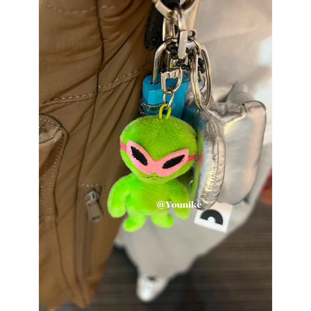 Liu Zhimin Kim Tong-hyun สไตล์เดียวกันออกแบบเกาหลียี่ห้อ 25 สไตล์ใหม่ hoodhood Alien Key กระเป๋าจี้แฟชั่นคู่กระเป๋าจี้