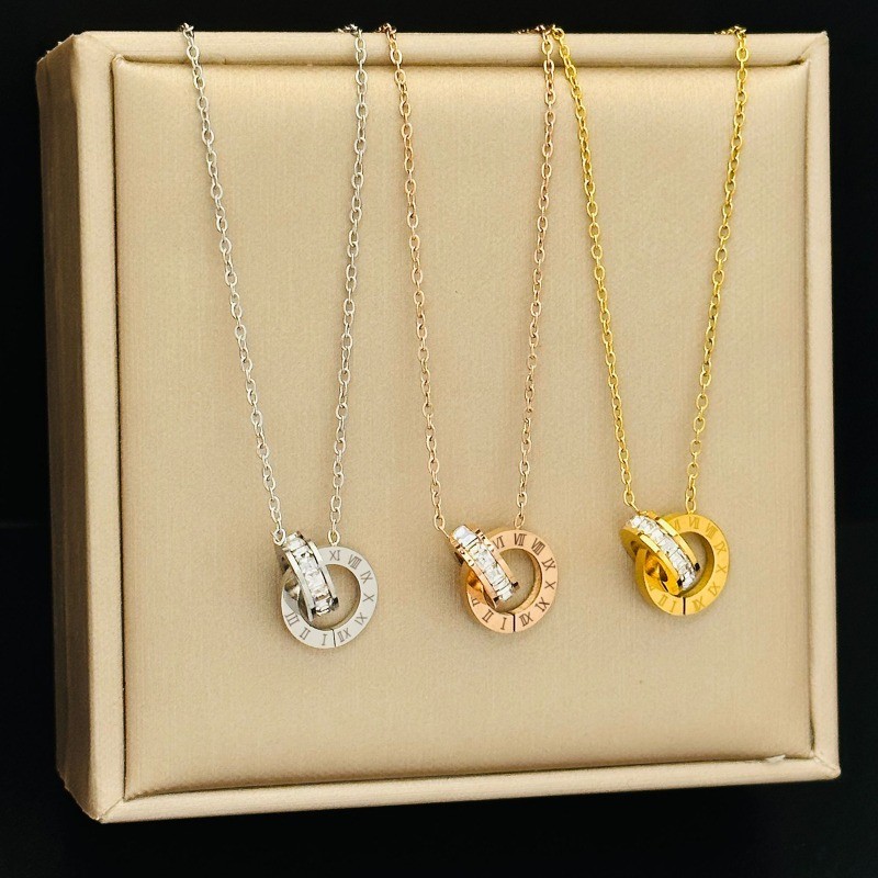 Interlocking Roman Diamond-Studded สร้อยคอเหล็กไทเทเนียมผู้หญิง Non-Fade เรขาคณิตที่ไม่ซ้ํากันยุโรปอเมริกัน All-Match Clavi