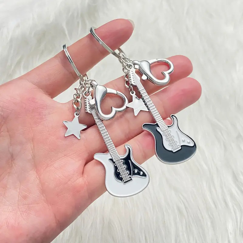 Y2k กีตาร์ Love Heart Star Key Chain สําหรับผู้ชายผู้หญิง Rock Punk กีตาร์แหวนประณีตกระเป๋ากระเป๋าสตางค์ Charms อุปกรณ์เสริมของขวัญ